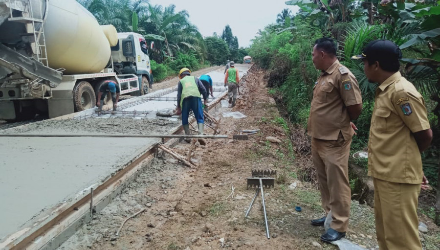 pelaksanaan pengerjaan peningkatan jalan lintas Provinsi Di Desa Tempakan. ( Foto : Dwi Cahyo / Korankaltim.com )