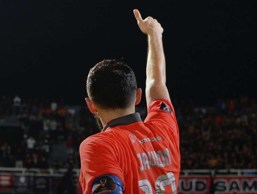 Javlon Guseynov, memberikan jempol kepada supporter Borneo FC yang hadir di Stadion Segiri usai pertandingan melawan Madura United. (Foto: Borneofcfacebook)