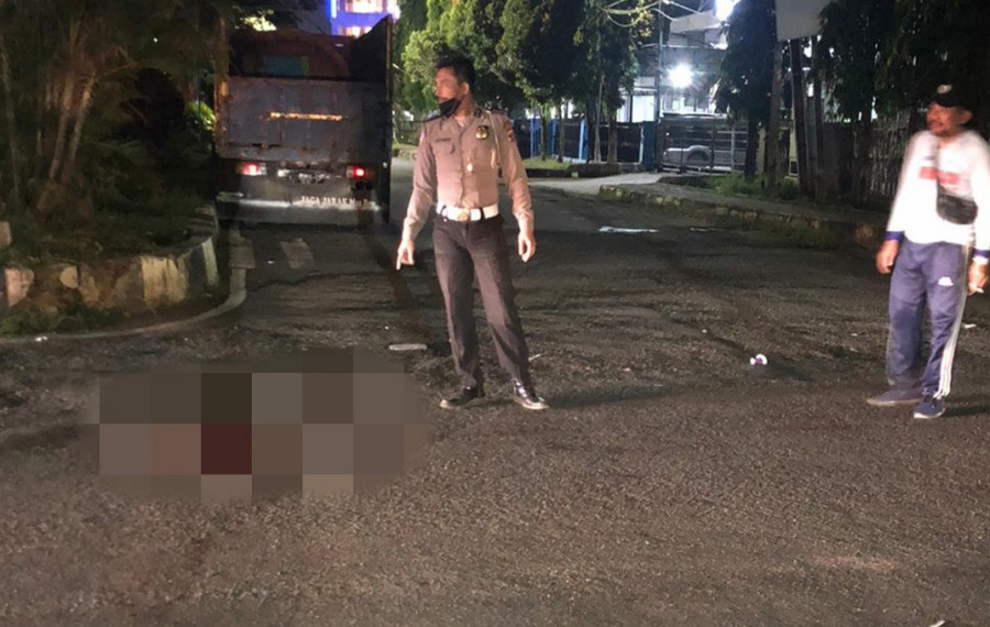 Anggota Unit Laka saat melakukan olah TKP di lokasi kejadian Selasa (12/7/2022) tadi malam. (Foto: Istimewa)