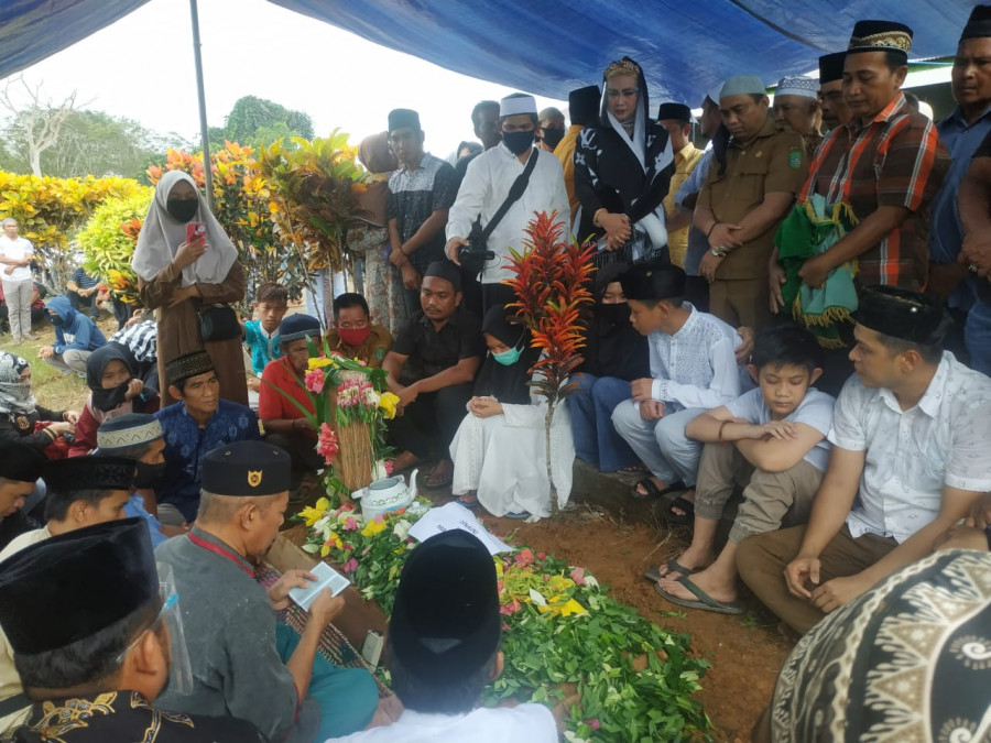 Warga saat membacakan doa atas kepergian mantan Anggota DPRD Kukar, Isnaini. (Foto: Sabri/korankaltim.com)