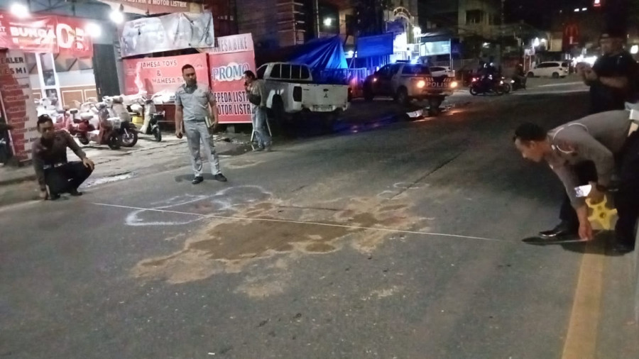 Anggota Unit Laka Lantas saat melakukan olah TKP awal, pasca insiden kecelakaan yang tewaskan seorang pengendara motor, Senin (3/6/2024) hari ini. (Foto: Nancy/Korankaltim.com)