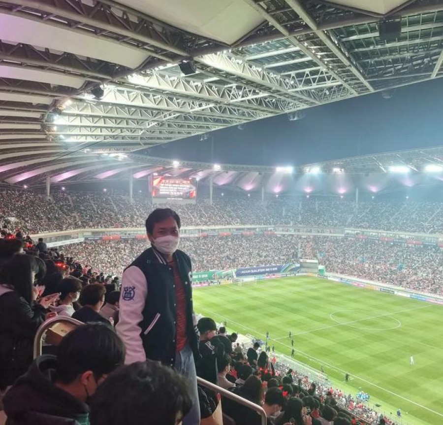 Doni menonton pertandingan sepakbola di salah satu stadion di Seoul, Korea Selatan (Dok Pribadi)