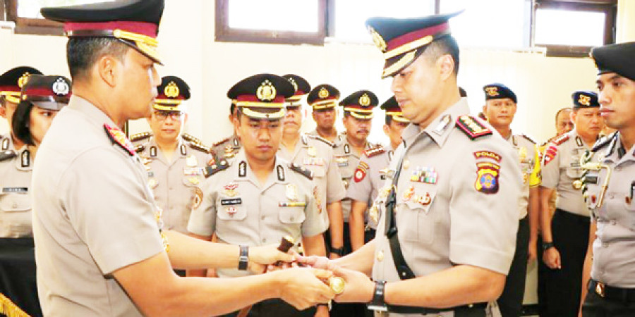 PINDAH TUGAS; Kapolda Kaltim Priyo Widyanto menyerahkan tongkat kepada Bintang Juliana (kanan) sebagai Kepala SPN yang baru.