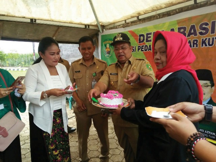 WADAH PEDAGANG – Puluhan Pedagang Pasar Induk Sangatta (IPS) mengikuti Deklarasi APPKT.