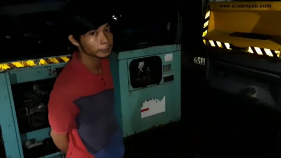 Anto saat menunjukan lokasi pencurian kabel di Jalan Tumaritis Kelurahan Graha Indah Balikpapan Utara Pada Minggu (16/6) malam (Foto: Yudi Hadi/KoranKaltim.Com)