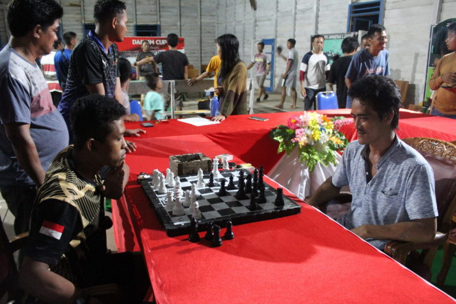 Petinggi Kampung Kelian, Elis Kurnianto saat mengikuti pertandingan catur yang dilaksanakan di gedung kesenian sebagai salah satu program kegiatan dari TMMD ke-113 di Kampung Kelian. (Kodim 0912/KBR)