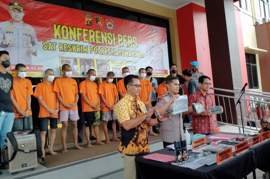 Kapolresta Samarinda Kombes Pol Ary Fadli bersama jajarannya saat rilis pelaku curanmor dari tiga kelompok, Jumat (20/1/2023). (Foto: Nancy/Korankaltim.com)