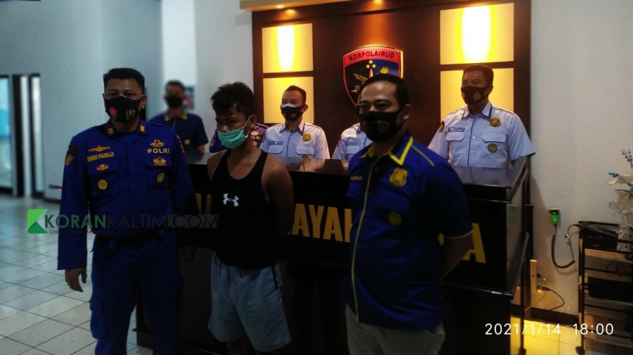 Ismail pemuda 21 tahun (tengah) yang diamankan Satpolair Polresta Samarinda saat ditemui di Mako Polair Kamis (14/1/2021) hari ini. (Foto: Nancy/korankaltim.com)
