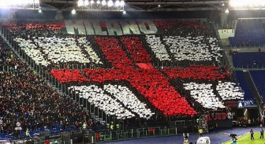 Dukungan dari fans AC Milan di markas Lazio membuat Rossoneri berhasil memenangkan laga penting dini hari tadi. (reuters)