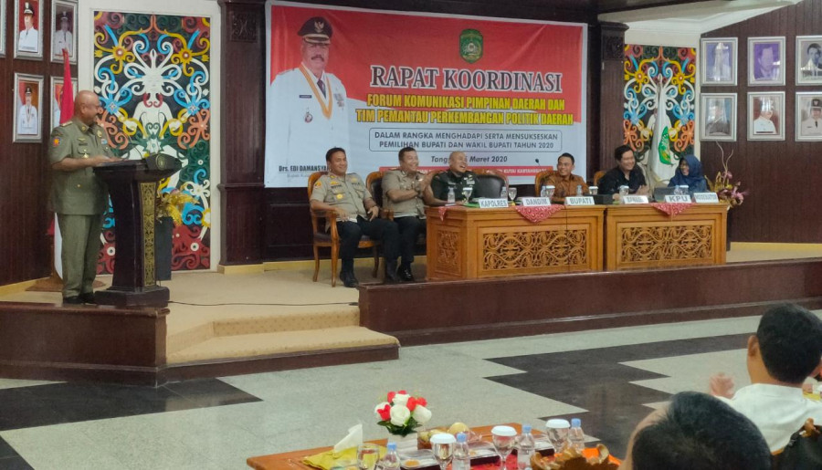 Bupati Kukar Edi Damansyah saat memberikan pemaparan pada Rakor Forkopimda dan Tim Pemantau Perkembangan Politik Daerah di Pendopo Odah Etam, Kamis (5/3/2020) (foto: Reza Fahlevi/korankaltim.com)