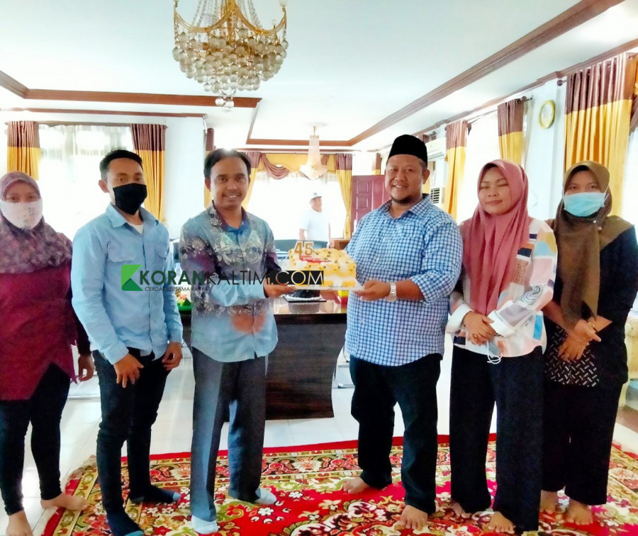 Jajaran direksi SKH Koran Kaltim saat memberikan kue ucapan selamat ulang tahun ke 45 kepada Ketua DPRD Kukar ( Foto: Dok. Korankaltim.com)