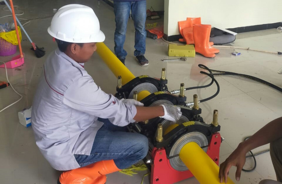 Proses instalasi jaringan gas rumah tangga di Kukar untuk tahun ini. (Foto: Istimewa)