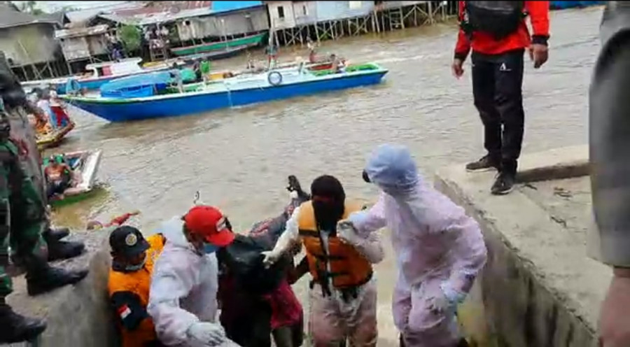 Tim SAR Gabungan bersama warga mengevakuasi jenazah Akbar. (Foto : Tim SAR)