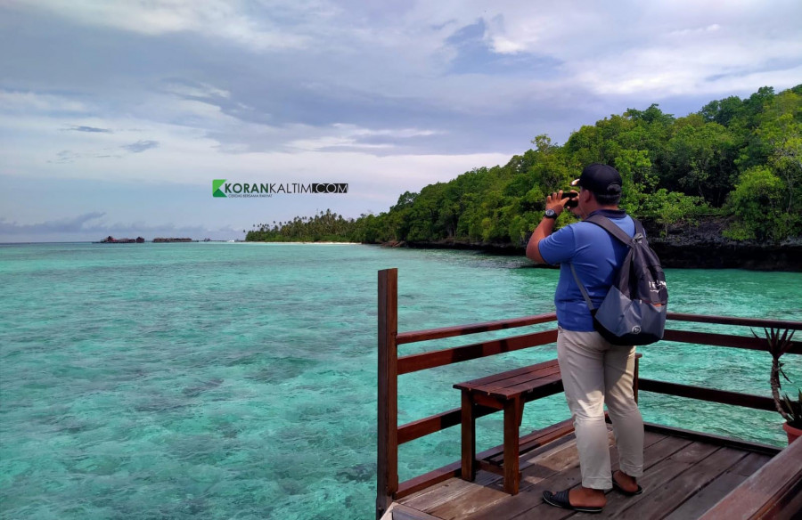 Salah Seorang wisatawan sedang mengabadikan Keindahan Pulau Maratua (Foto: Rama/KoranKaltim.com)