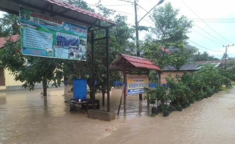 Genangan air didepan SD Negeri 019 Loa Janan, Dusun Margamulya (foto: istimewa)