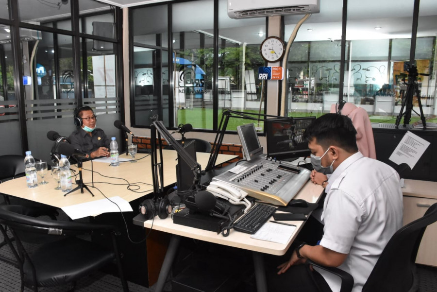Wakil Ketua DPRD Kaltim Sigit Wibowo saat melakukan dialog di RRI Pro 1 Samarinda. (Foto: Humas DPRD Kaltim)