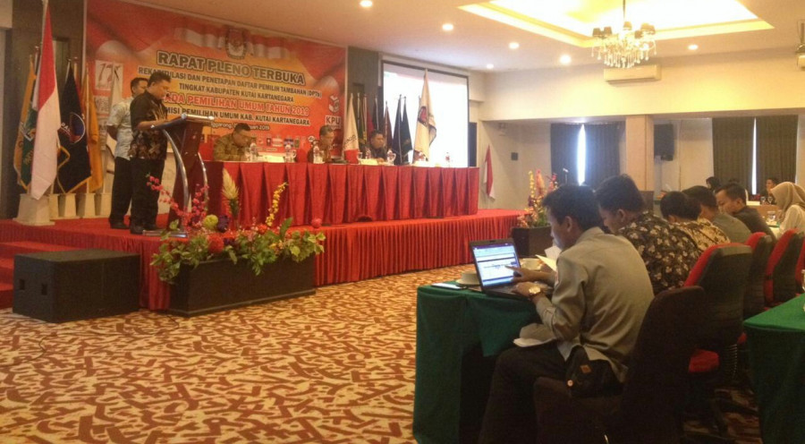 Suasana rapat pleno terbuka DPTb kukar di grand fatma hotel ( reza / korankaltim.com)