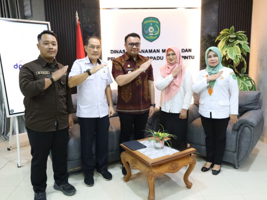 Bupati Kukar saat menjadi narasumber pada podcast konten promosi potensi investasi Kukar. (Foto: Prokom)