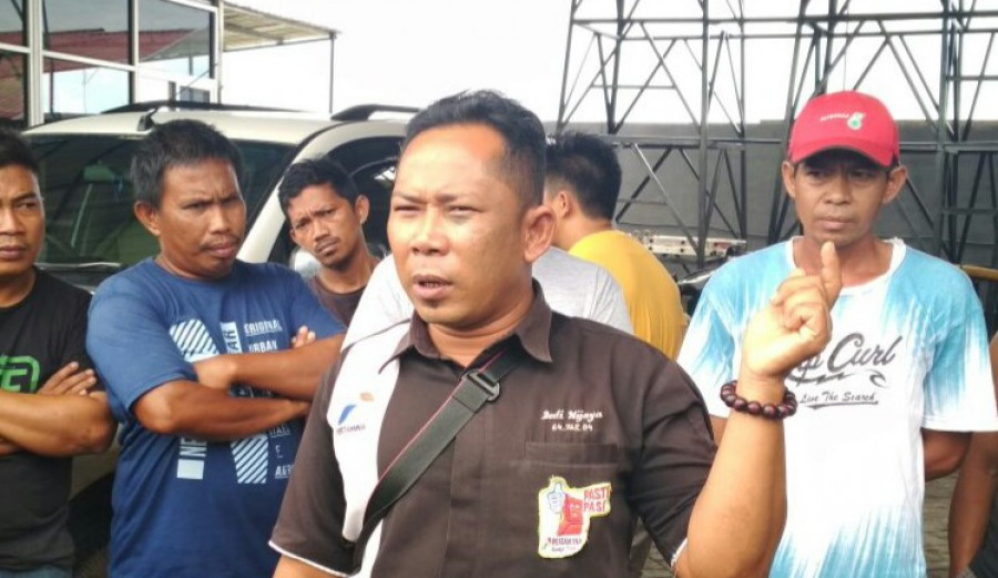 Petugas SPBU berusaha memberi penjelasan kepada sopir truk terkait tidak dijualnya solar subsidi.