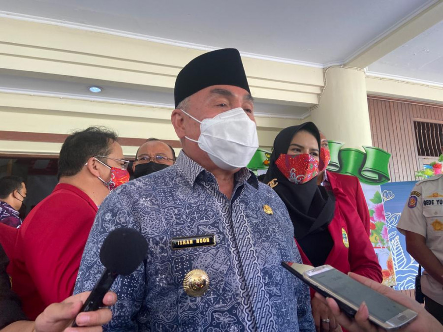 Gubernur Kaltim, Isran Noor saat menjawab pertanyaan awak media (permata/korankaltim.com)