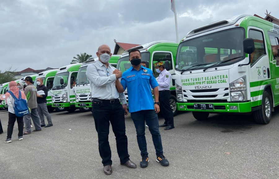Ketua Yayasan Dharma Bhakti Berau Coal, Horas Parsaulian Pardede (kiri) bersama Sekertaris Umum DPD KNPI Berau Muhammad Muchsin (kanan) (Rama/KoranKaltim.com)