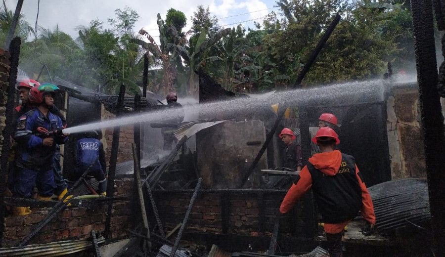 Petugas Disdamkar Samarinda bersama dengan unsur relawan saat melakukan upaya pemadaman api Jumat (3/1/2020) tadi. (Foto: Nancy/korankaltimcom)