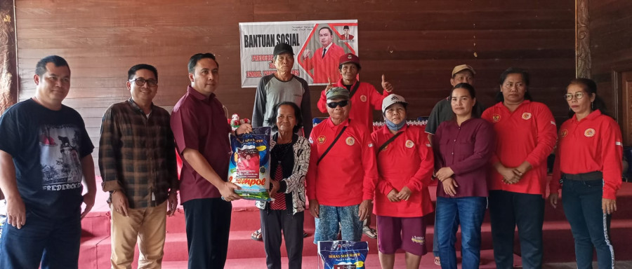 Penyerahan bantuan secara simbolis oleh Frederick Edwin Bin Ismael Thomas ( Sunardi/korankaltim.com)