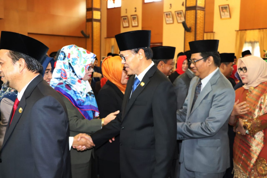 Ketua DPRD Kaltim M Syahrun memberikan ucapan selamat kepada pejabat Eselon II, III, dan IV di lingkungan Pemprov Kaltim
