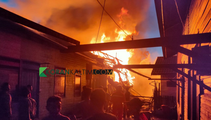 Kebakaran di Jl Mangkuraja, RT 20 dan 19, Kelurahan Loa Ipuh, Tenggarong. (Foto:Reza/korankaltim.com)