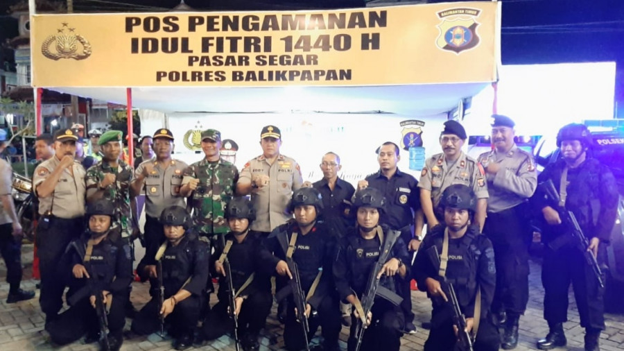 Wakapolda Kaltim, Brigjen Pol Eddy Sumitro Tambunan didampingi oleh Kasdam VI Mulawarman Brigjen TNI Richard H.T. Tampubolon serta rombongan saat melakukan pengecekan di Pos Pengamanan Pasar Segar (foto: Yudi Hadi)