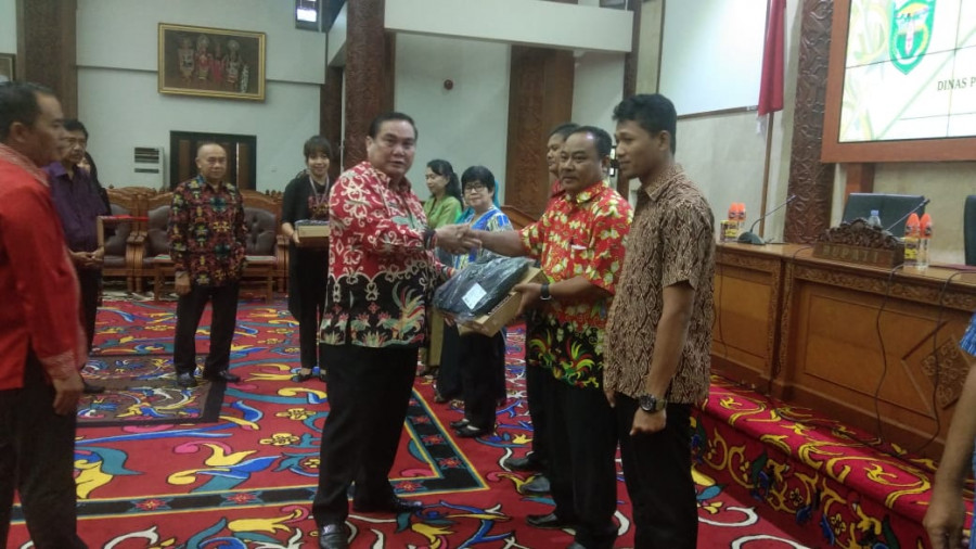 Bupati Kutai Barat Saat Memberikan Bantuan Laptop Secara Simbolis Pada Para Guru ( Foto: Handayan / korankaltimcom)