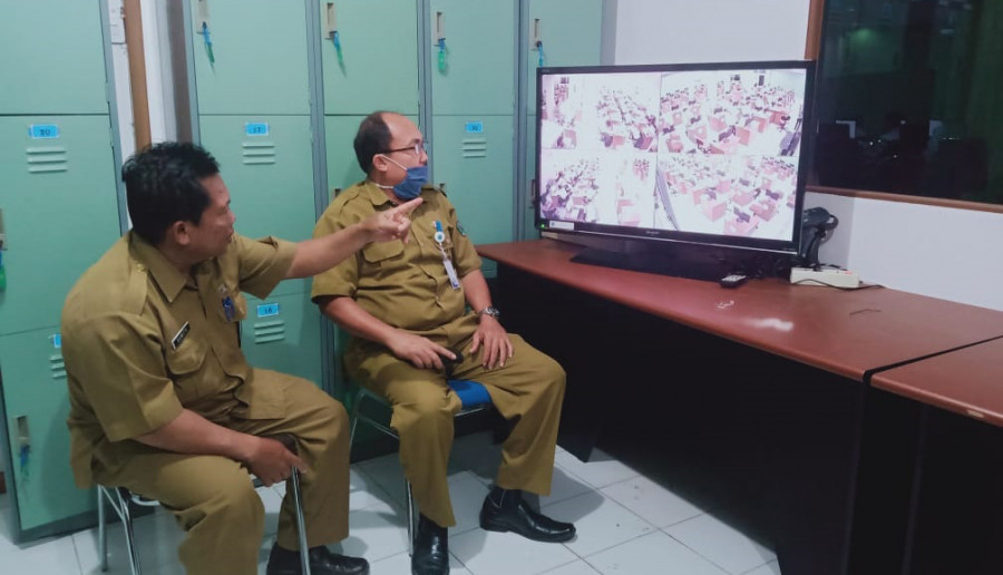 Kepala BKSDM Kabupaten Paser Suwito saat memantau jalannya pelaksanaan tes asessment melalui ruang kontrol BKPSDM Kabupaten Paser. ( Foto : Dwi Cahyo / Korankaltim.com)