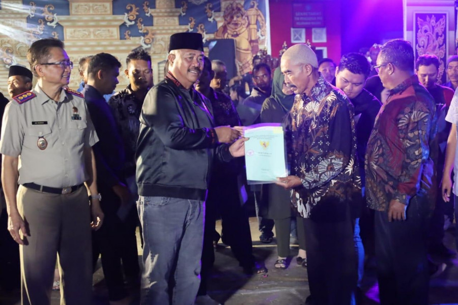 Serahkan Sertifikat Program PTSL Untuk Warga Maluhu. (Foto: Prokom)
