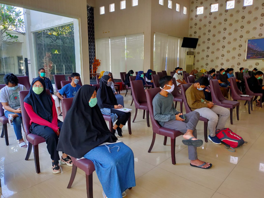 Sejumlah mahasiswa menanti kepulangannya di hotel Grand Fatma pada Senin (13/4/2020) (Foto: Reza Fahlevi/korankaltimcom))