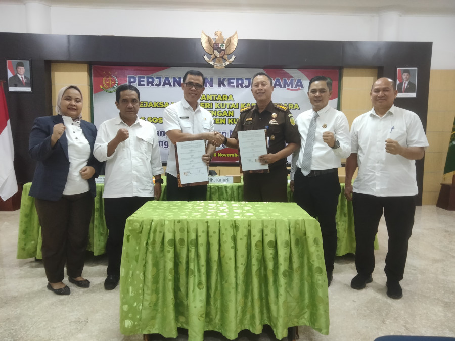 Kegiatan rangkaian Perjanjian Kerja Sama (PKS) yang dilakukan Dinsos Kukar bersama Kejari Kukar di Kantor Kejari Kukar Jalan Pesut Kelurahan Timbau Tenggarong (Heri/kk)