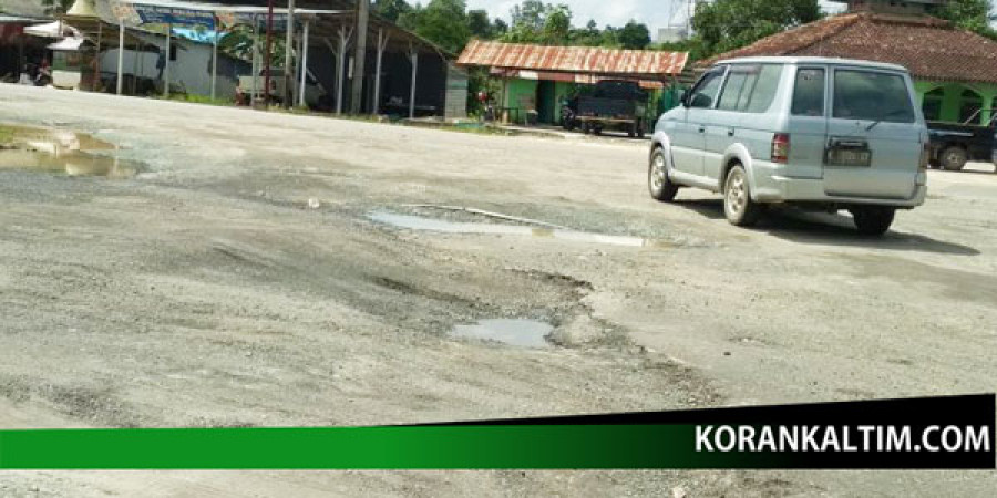 Kondisi jalan di Kiometer 9 Kecamatan Nipah-Nipah yang mengalami kerusakan. Jalan ini padahal baru saja diperbaiki (Foto : Erwin/korankaltim.com)