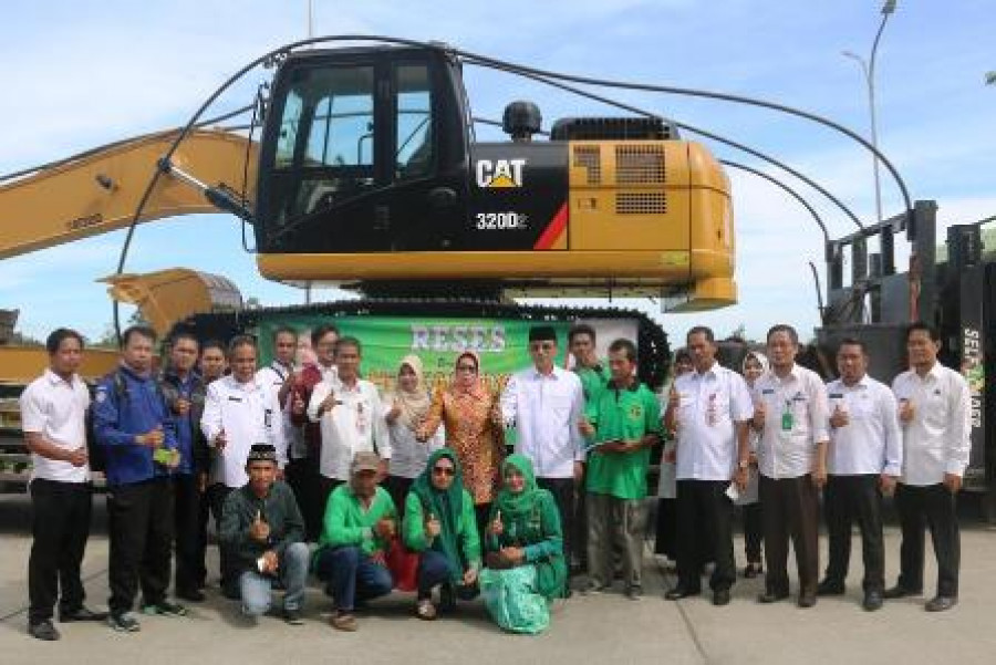 BANTUAN: Kasriyah membantu para petani tambak di PPU berupa alat berat. Petani diharapkan memperluas luasan tambak di daerahnya. Alat berat diserahkan Wabup kepada para petambak.