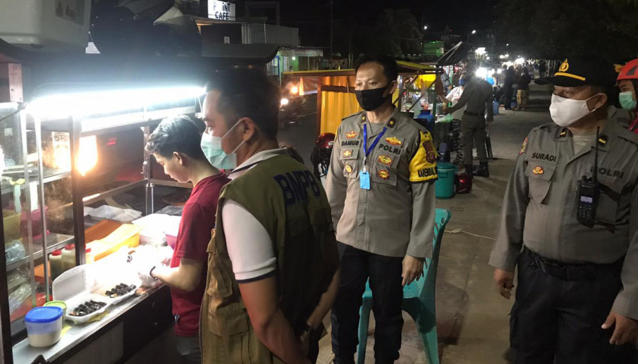 Tim patroli gabungan menyisir tepian Teratai, Berau yang menjadi tempat berkumpul masyarakat. (Foto : Indra/korankaltimcom)