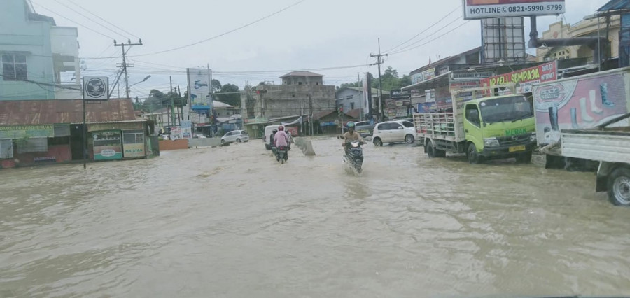 Banjir di simpang Sempaja yang terus menghantui warga Samarinda saat hujan deras dan air sungai tinggi. (esbeesfacebook)