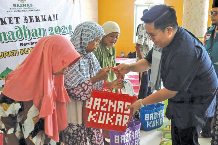 Wabup serahkan bantuan di Tuana Tuha Kenohan (prokom)