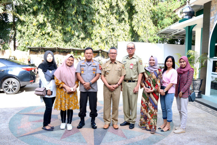 Sebagian mahasiswa China asal Samarinda yang mengambangi Rumah Jabatan Wali Kota Samarinda (Foto: Permata/korankaltimcom)