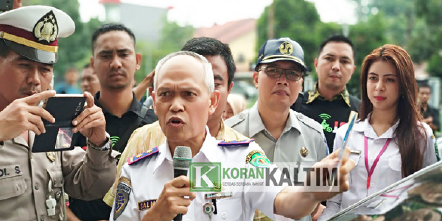 PEMASANGAN STIKER: Dinas Perhubungan Kaltim melakukan pemasangan stiker secara resmi pada angkutan online sebagaimana amanat Peraturan Menteri (PM) Perhubungan 108. (Foto: melisa/korankaltim)