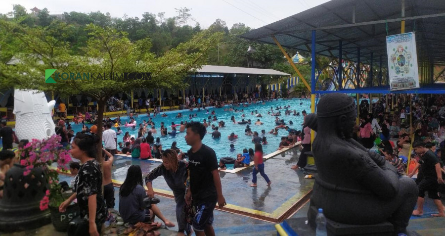 Wisata pemandian di Jalan Serayu Tanah Merah menjadi salah satu tujuan pengunjung saat lebaran. (Foto:Nancy/korankaltim.com)