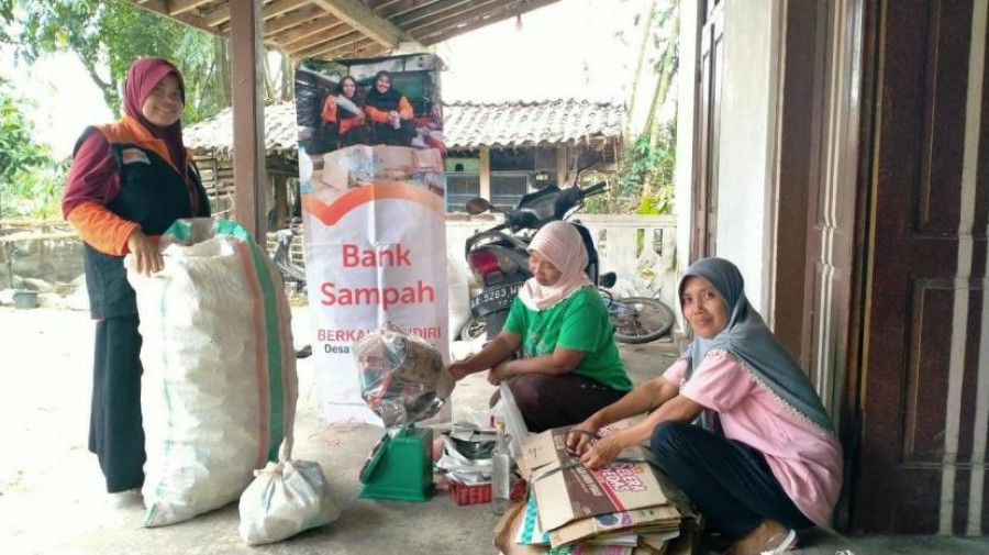 Proses menimbang sampah plastik di Bank Sampah. (Istimewa)
