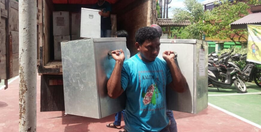 Logistik untuk pemungutan suara Pilgub Kaltim telah didistribusikan ke PPS. KPU tekankan seluruh logistik harus berada di TPS pada H-1 pencoblosan. (Hendra/Koran Kaltim)