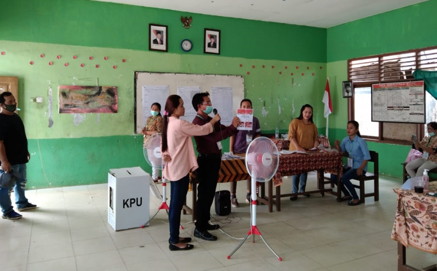 Proses penghitungan suara yang dilakukan di beberapa TPS di Kubar. (Foto: Handayan/korankaltim.com)
