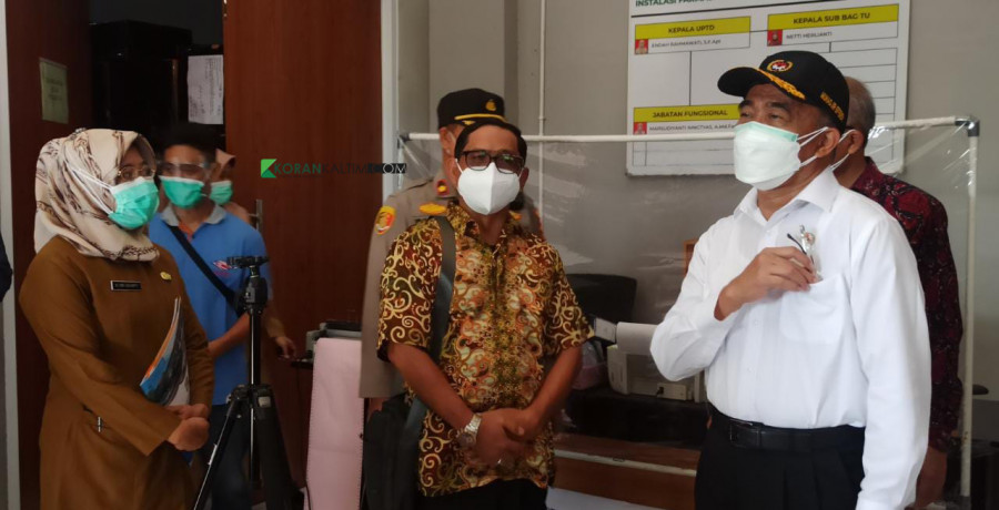 Menteri Koordinator Pembangunan Manusia dan Kebudayaan Muhadjir Effendy (kemeja putih) usai meninjau stok vaksin dan obat-obatan di gudang farmasi milik Dinas Kesehatan Kota Balikpapan. (Foto: Hendra/KoranKaltim.Com)