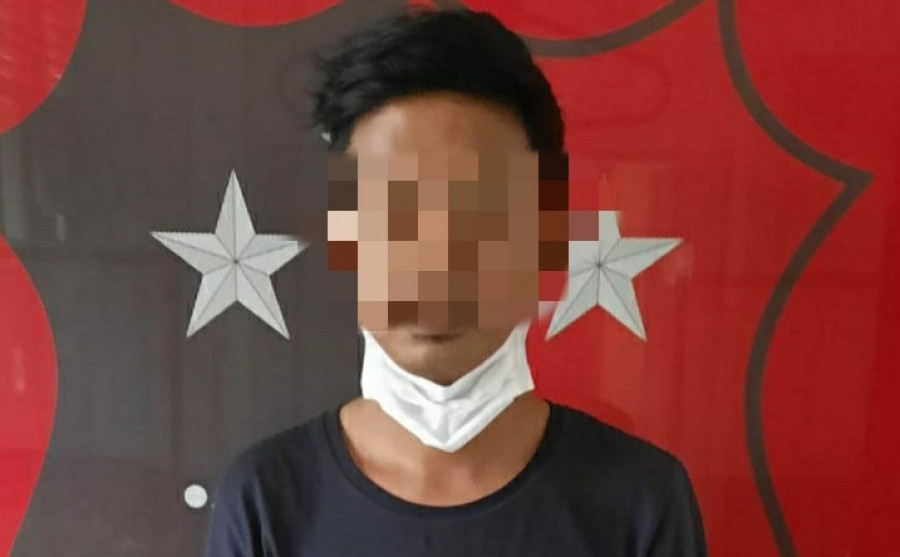 Tersangka Aldi (23) yang diamankan polisi, usai menggasak sepeda motor dan handphone rekannya. (Foto: Istimewa)