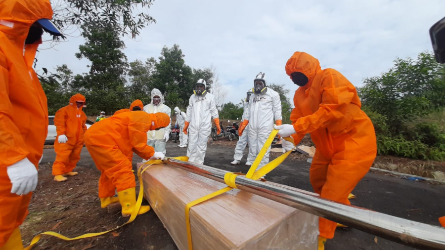Proses pemakaman jenazah dengan protokol penanganan COVID-19 di Samarinda (Foto: BPBD Samarinda)