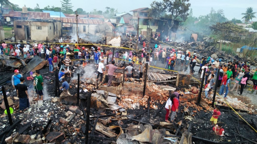 ratusan warga tampak mencari barang berharga yang masih tersisa usai kebakaran